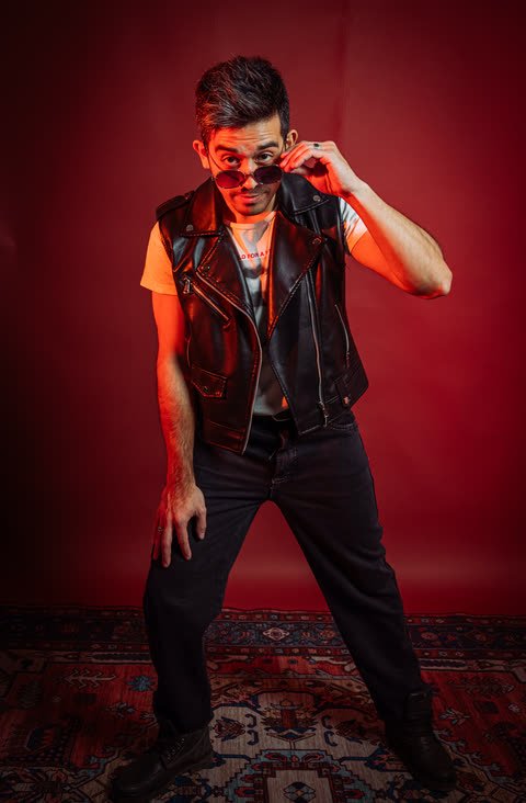 Rodrigo “Roy” Arrascaeta, bajista de Planetas Errantes, con chaleco de cuero y anteojos de sol
