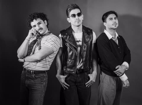 Retrato grupal en blanco y negro de los tres integrantes