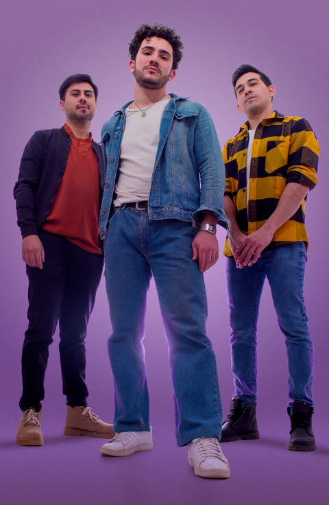 La banda de pie frente a un fondo violeta