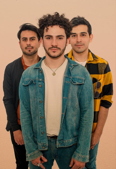 Retrato de la banda frente a un fondo color durazno